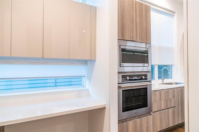 Building Photo - 5869 E Post Oak Ln