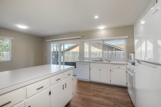 Building Photo - 344 Rancho Vista Pl