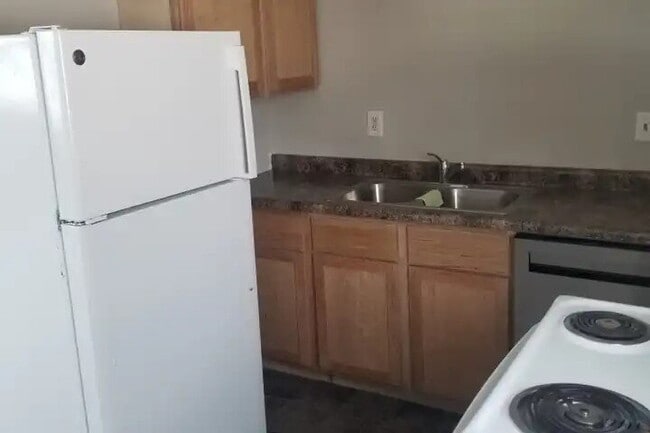 Building Photo - Spacious 3 Bedroom Apartment