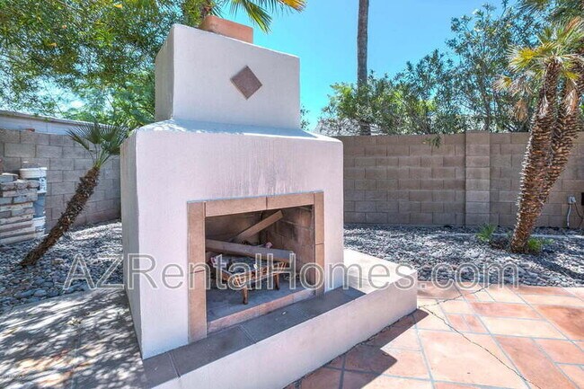 Building Photo - 1033 W Madero Ave