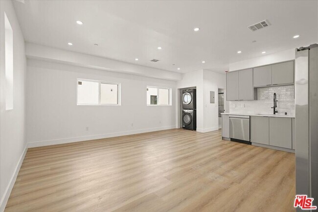 Building Photo - 912 N Hudson Ave