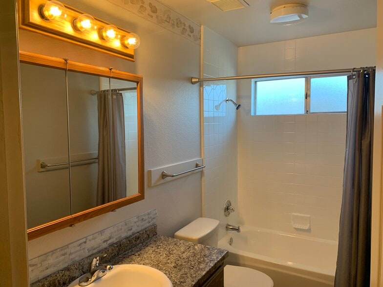 bathroom - 1619 Parker Ave