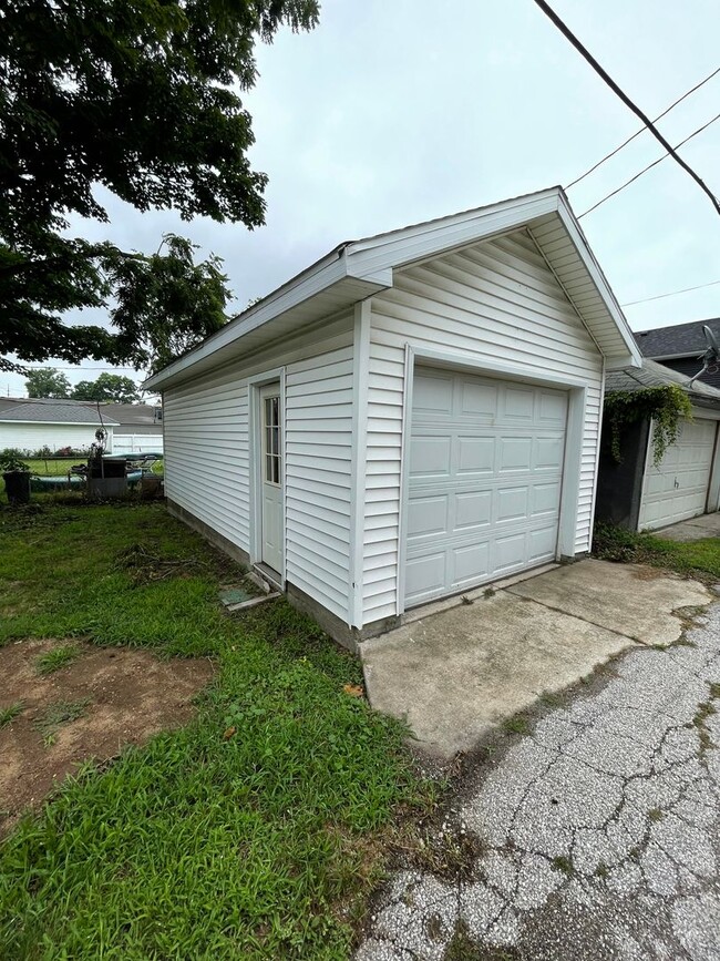 Building Photo - 4 Bedroom Home Near Downtown Goshen