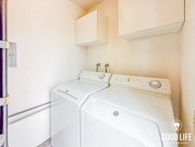 Building Photo - Bright 3B/2BA Condo in La Jolla with Spacious Kitchen and Dual Vanity Primary Bath