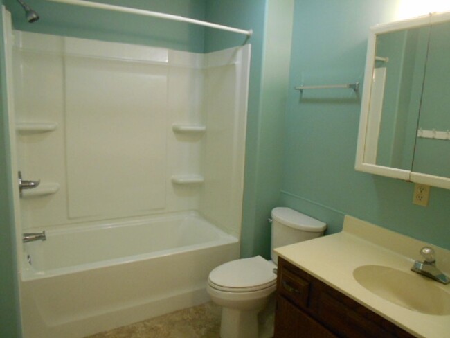 Building Photo - 2 bedroom townhome located one mile to the...