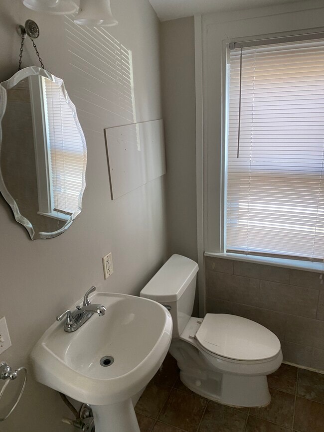 Building Photo - 74 E Iroquois Rd