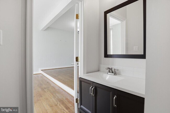 Building Photo - 915 Buttonwood Terrace NE