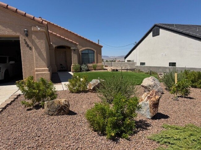 Building Photo - 3 Bedroom 2 bath Home Boat Deep Garage and RV parking Near Safeway