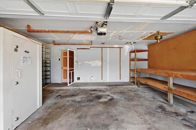 Building Photo - Spacious Townhome with Lake Views on a Pri...