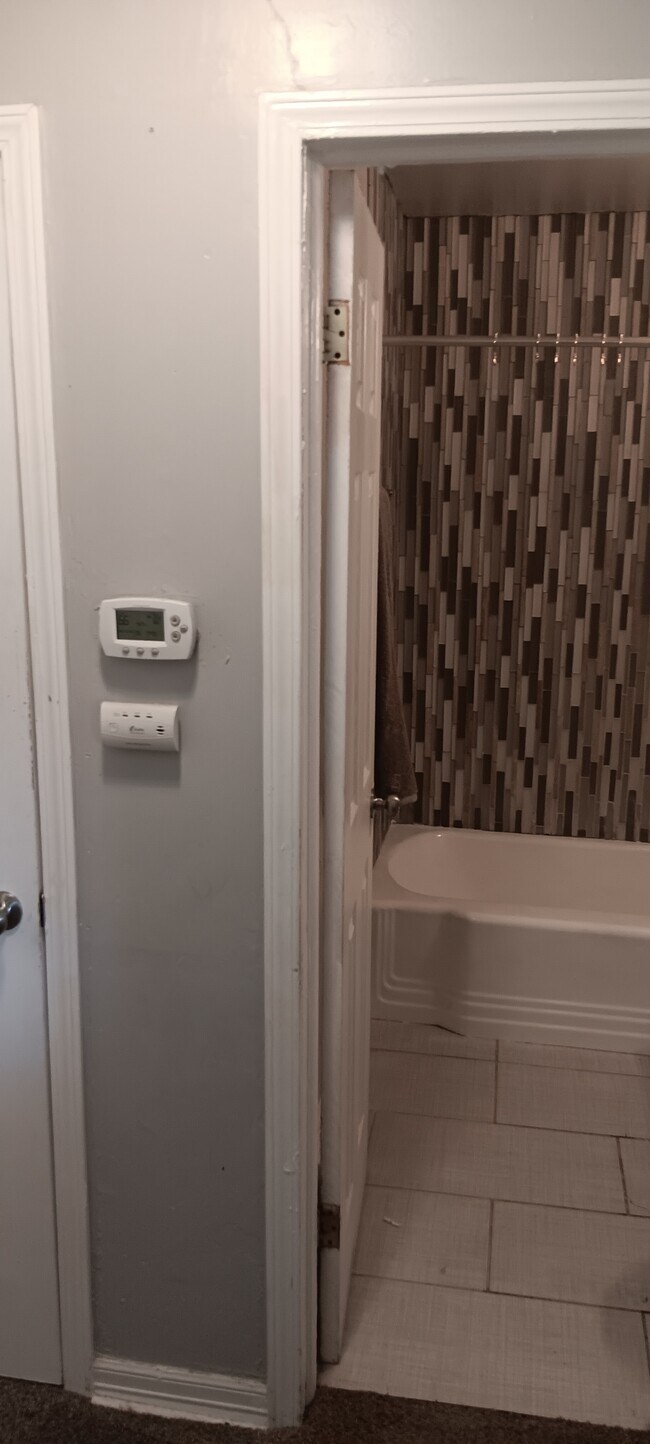 Building Photo - 548 E Woodrow St