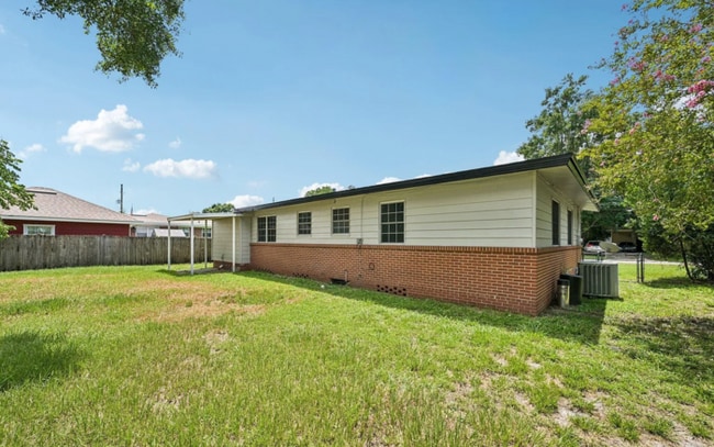 Building Photo - !!MOVE IN SPECIAL: 1 Month Free on a 13 months lease!! Beautiful 3 Beds 2 Baths Home with Spaciou...