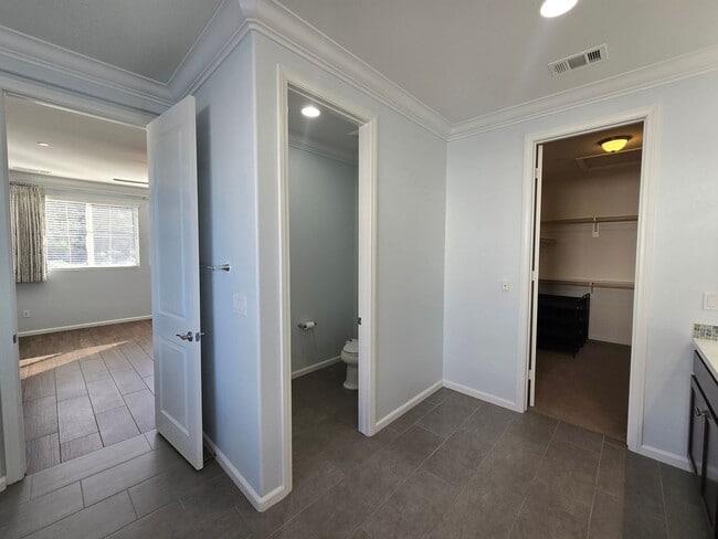 Building Photo - Spacious Woodcrest Single Story