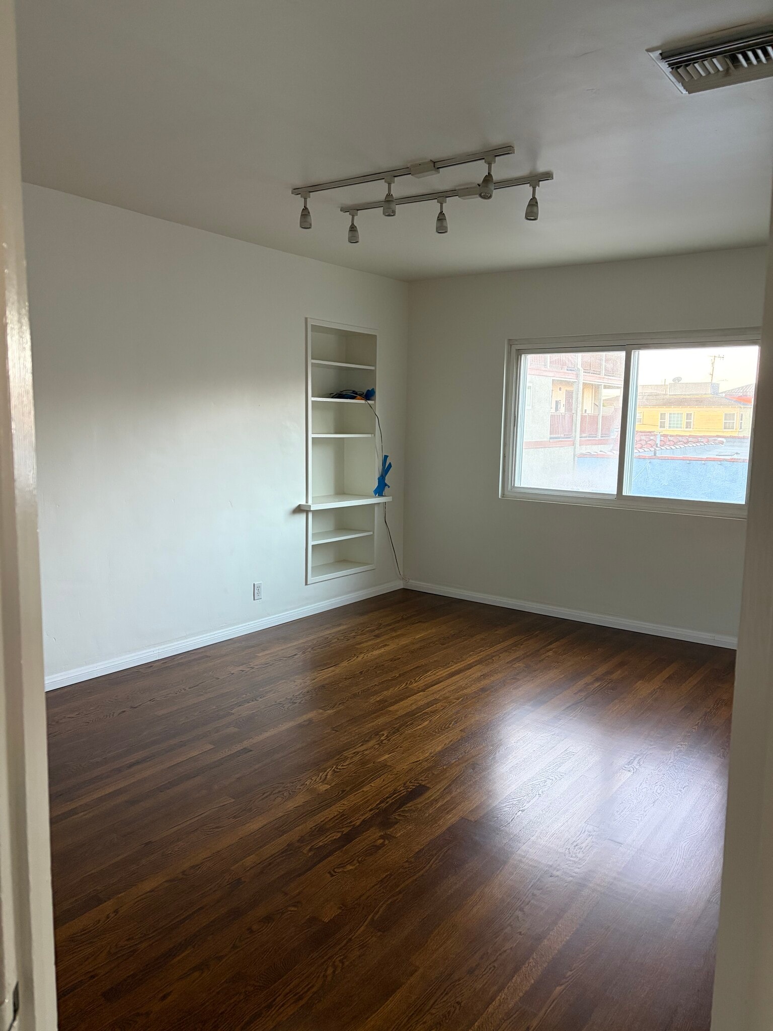 Living Room - 811 E Nutwood St