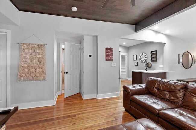 Building Photo - 3/2 House by TMH!! Available April!! fully furnished, 6 or 12 month lease available