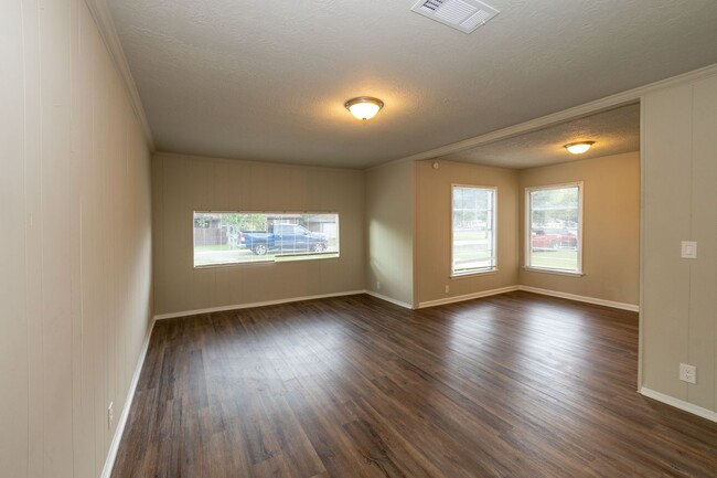 Building Photo - Just Renovated! Close to Hwy 287 Immediate...