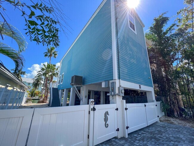 Building Photo - 37 Palm Dr