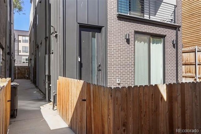 Building Photo - First Month on Us!  Gorgeous Contemporary ...
