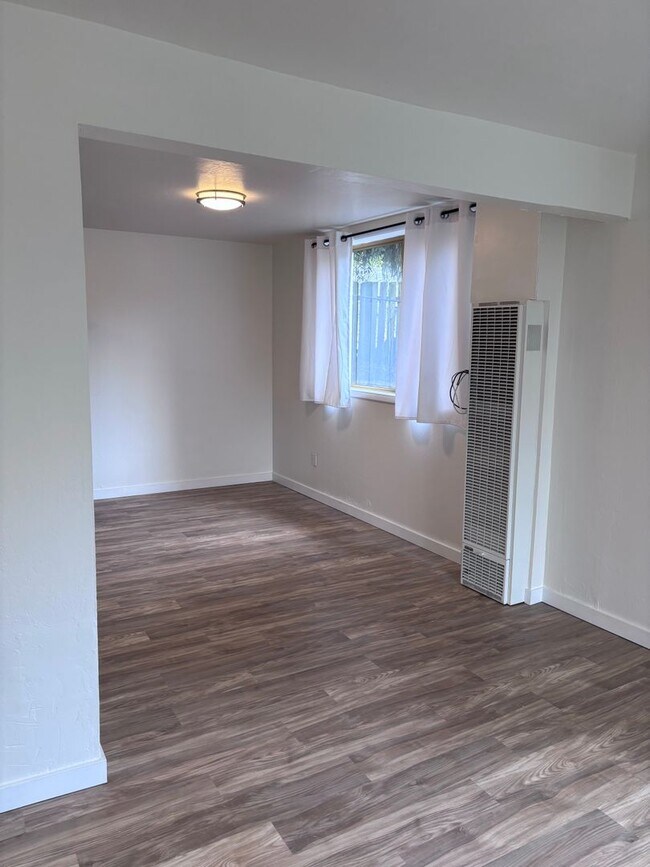 Building Photo - BIR225