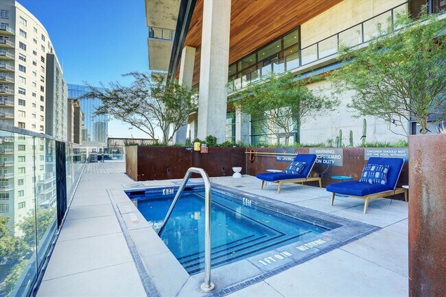 Building Photo - 70 Rainey St