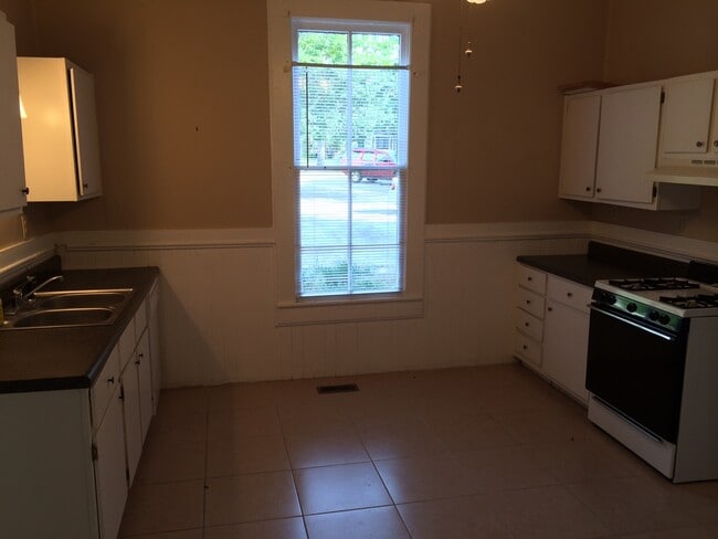 Building Photo - 3 bedroom, 2 bath Historic Home Near Downt...
