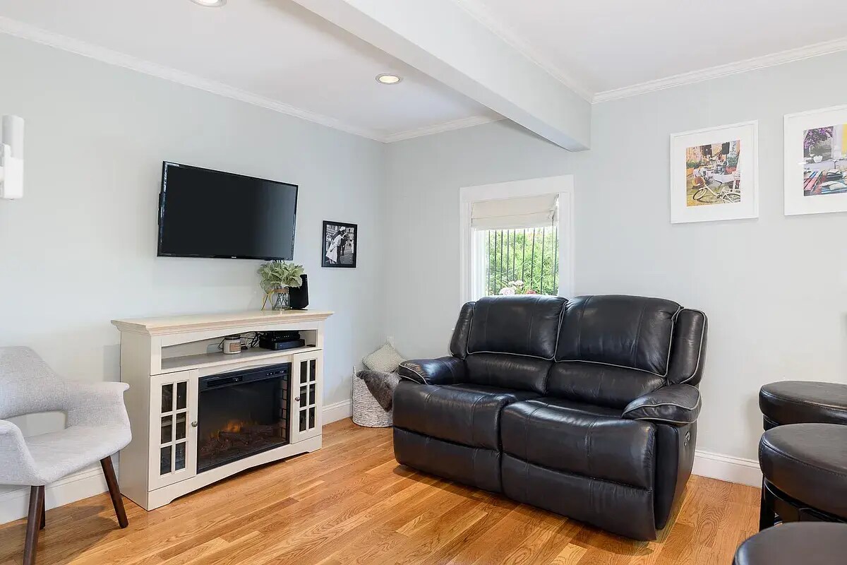 Building Photo - 194 Marion St