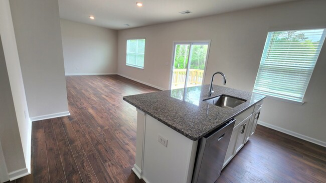 Building Photo - 560 Country Oak Dr