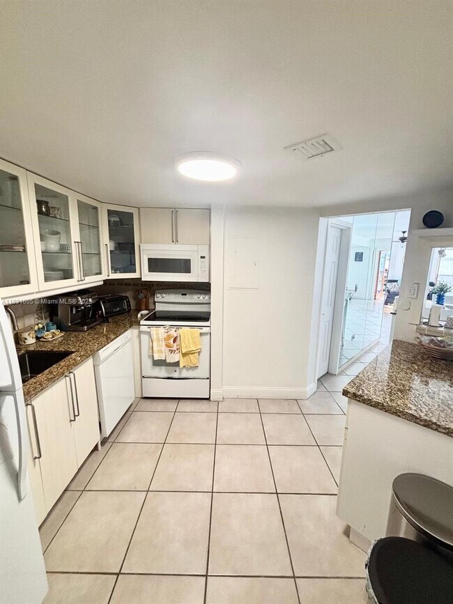 Building Photo - 999 Brickell Bay Dr