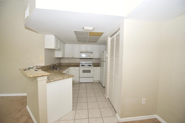 Building Photo - 1100 Crestwood Ct S