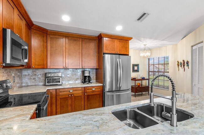 Kitchen - 7205 Sweetbay Ct