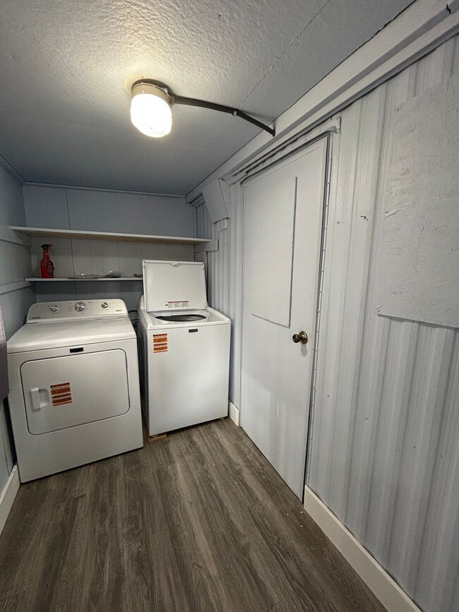 Building Photo - Newly Remodeled 2 Bedroom / 1 Bathroom Man...