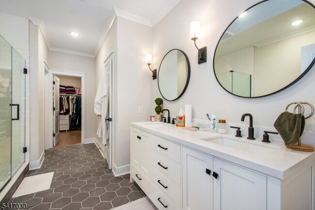 Building Photo - 37 Hillandale Dr