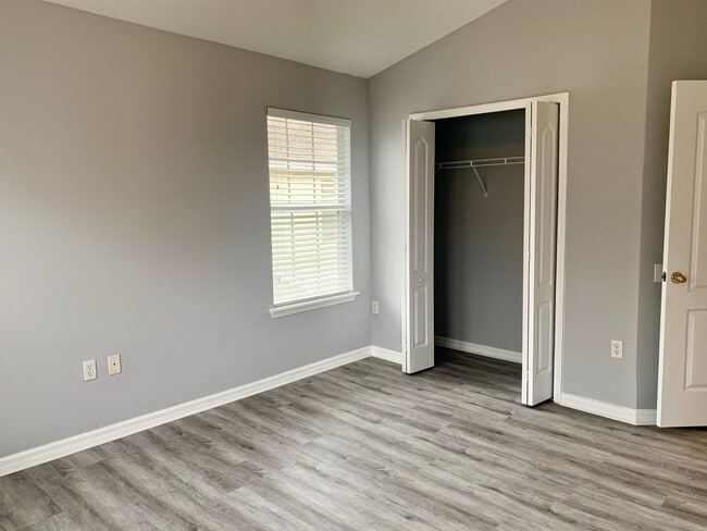 Building Photo - Spacious 2 bedroom/2 bath Condo with 1 car...