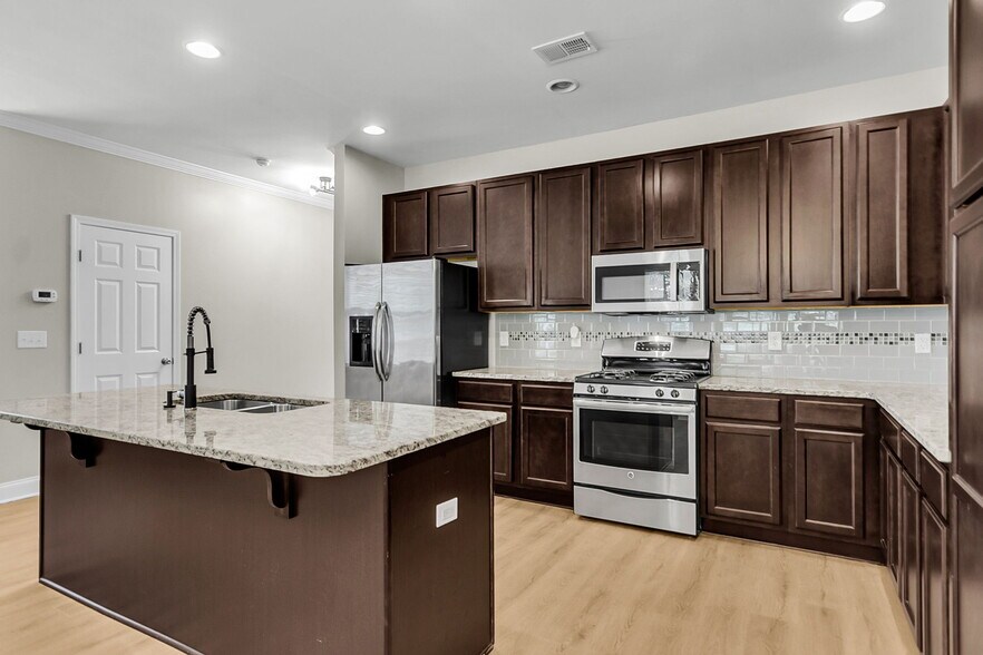 Building Photo - 229 Larissa Dr