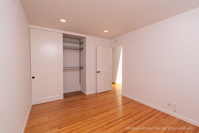 Building Photo - Beautiful, meticulously updated and  maint...