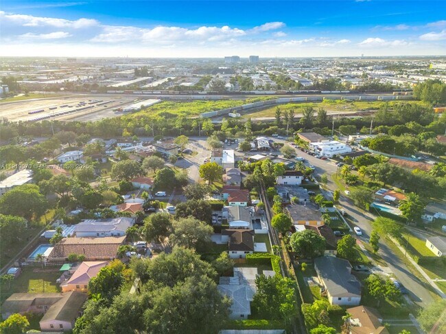 Building Photo - 333 Linwood Dr