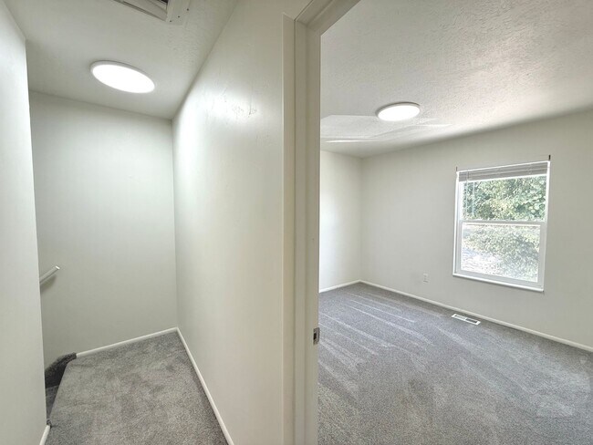 Building Photo - Open House June 20th | 3 Bedroom Townhome in Holladay