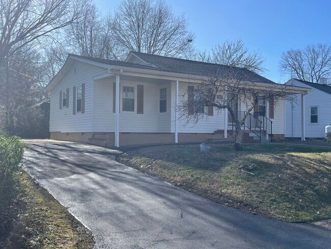 Building Photo - Renovated 2 Bedroom Home for Rent in Kingsport TN | Modern Kitchen