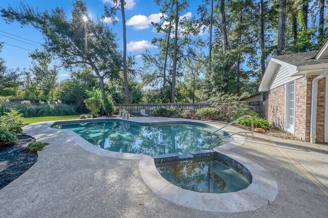 Building Photo - 26926 Maplewood Dr