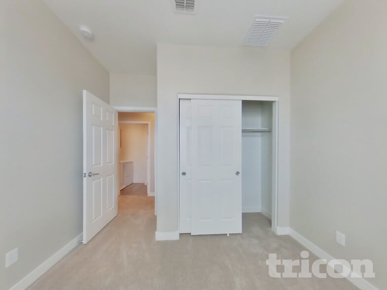 Building Photo - 2638 E Danbury Rd