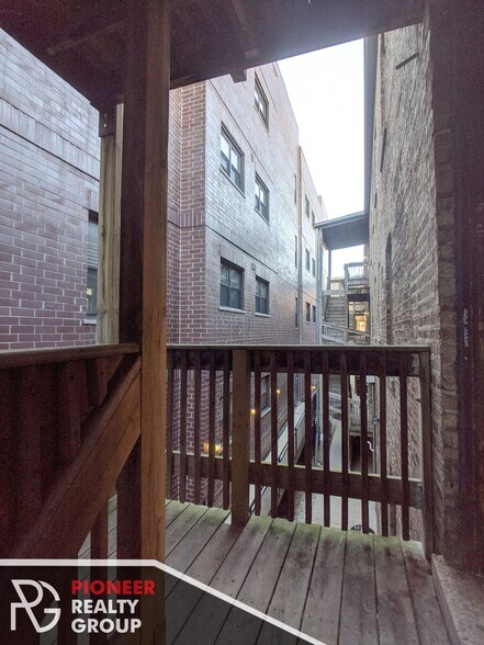 Building Photo - 634 W Barry Ave