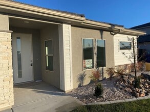 Building Photo - Beautiful 3 Bedroom Single Level Home in S...