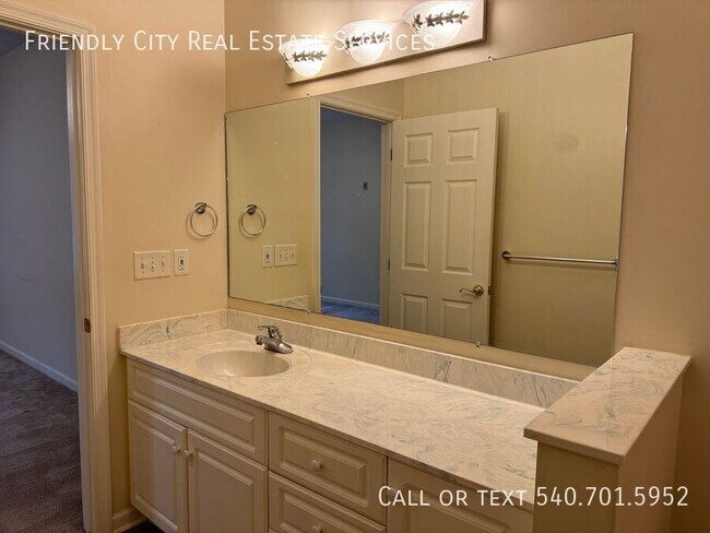 Building Photo - Beautiful Duplex at Spring Oaks