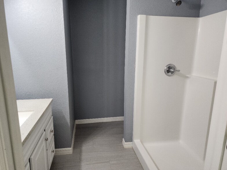 Building Photo - 202 Oak Ln Cir