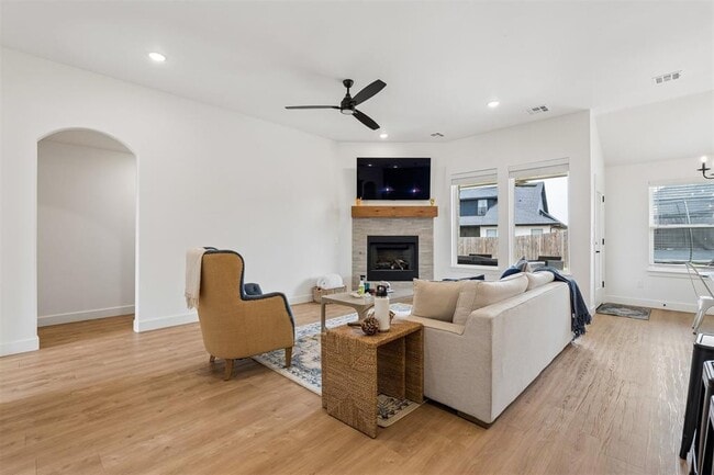 Building Photo - 2232 Los Angeles Ave