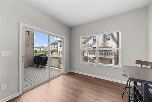 Building Photo - 324 Commons Ave