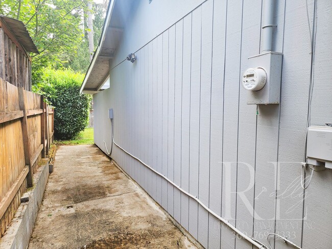 Building Photo - Rambler with Fantastic Covered Deck & Community Pool