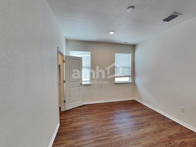 Building Photo - 2733 Wolfcreek