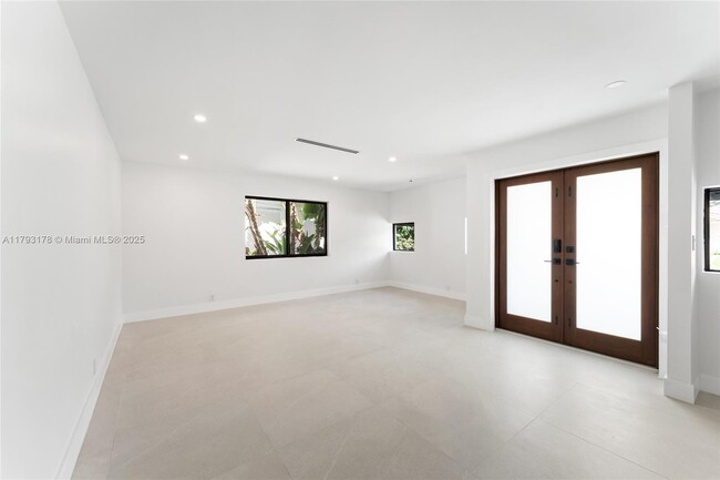Building Photo - 5736 SW 35th St