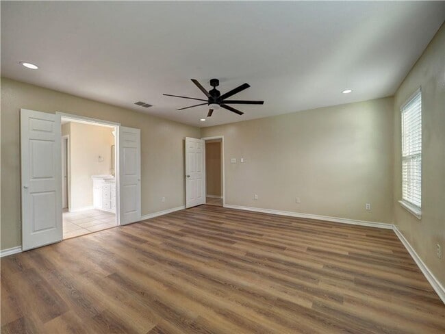 Building Photo - 3 bedroom 3 bath house