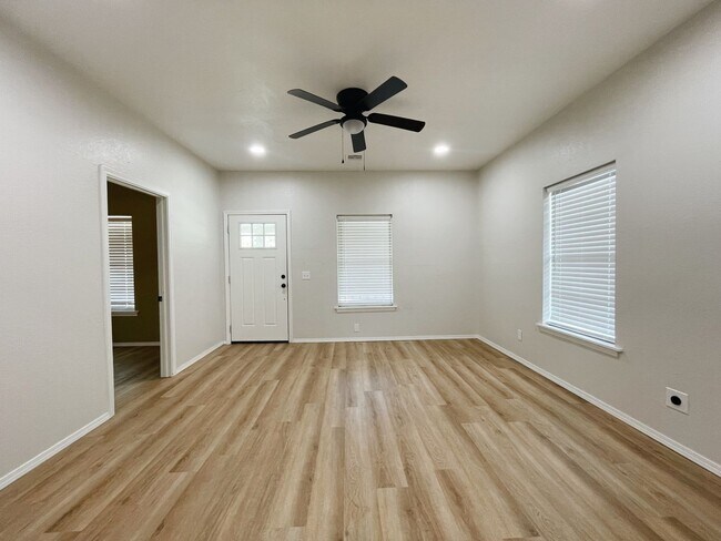 Building Photo - Beautiful 2 bedroom in Collinsville